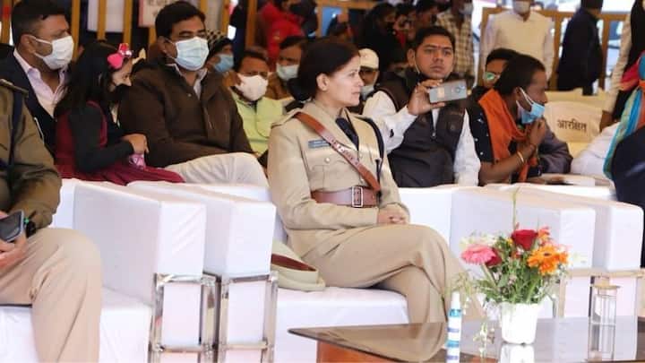 আর এই পদে কাজ করতে করতেই ইউপিএসসি পরীক্ষার প্রস্তুতি নিতে শুরু করেন সিমলা প্রসাদ। নিজে নিজেই পড়াশোনা শুরু করেন তিনি।