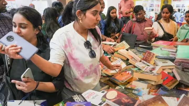 यह पुस्तक मेला कल, यानी 10 फरवरी से शुरू होगा. विश्व पुस्तक मेला 2024 को दिल्ली के प्रगति मैदान के हॉल नंबर 1 से 5 में आयोजित किया जाएगा.