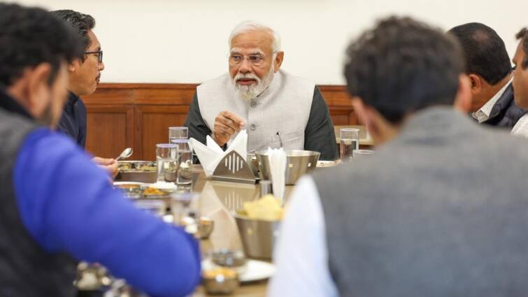 PM Modi In Parliament Canteen Lunch With Eight MP BJP 'चलिए आज मैं आपको एक सजा सुनाता हूं', कहकर सांसदों को कैंटीन ले गए पीएम मोदी, साथ किया लंच