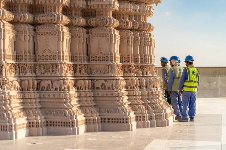 பார்வையாளர் மையம், பிரார்த்தனை கூடங்கள், கண்காட்சிகள், கற்றல் பகுதிகள் போன்ற பல அம்சங்களும் கோயிலில் உள்ளன