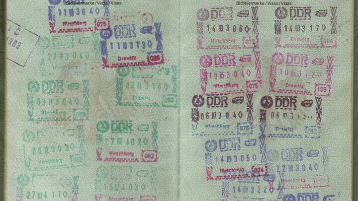 சிறார்கள் பொறுத்தவரை ஐந்து ஆண்டுகளுக்கு ஒருமுறை புதுப்பிக்க வேண்டும். அதேபோல, 15 வயது முதல் 18க்கும் வயதுக்குட்பட்டவர்கள் 10 ஆண்டுகளுக்கு ஒருமுறை புதுப்பிக்க வேண்டும்