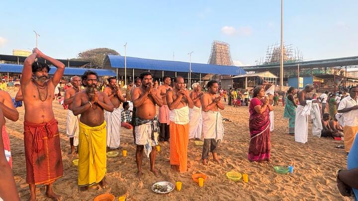 கடற்கரையில் பிரார்த்தனை செய்யும் மக்கள் கூட்டம்..