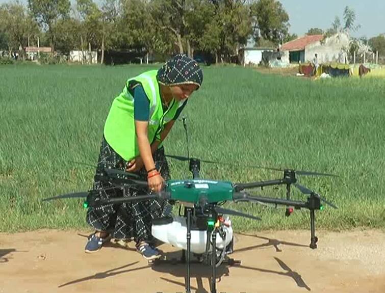Tejalben Thakor of Banaskantha district became a drone pilot Banaskantha: ઠાકોર સમાજની આ મહિલા બની ડ્રોન પાયલટ, પૂના ખાતે ટ્રેનિંગ લઈ કરી રહી છે દવાનો છંટકાવ