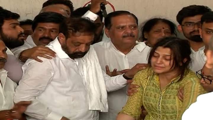 मुंबईतील दहिसर इथले उद्धव ठाकरे गटाचे माजी नगरसेवक आणि माजी आमदार विनोद घोसाळकर यांचे सुपुत्र अभिषेक घोसाळकर यांची गोळ्या झाडून हत्या करण्यात आली. मॉरिस नोरोन्हा नावाच्या स्वयंघोषित नेत्याने गुरुवारी 8 फेब्रुवारी रात्री 8 च्या सुमारास हा गोळीबार केला. यानंतर नोरोन्हाने स्वतःवर गोळीबार करुन आत्महत्या केली. (Photo Credit : ABP Majha mumbai reporter)