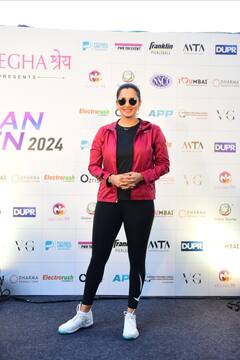 Sania Mirza Pics: तलाक के बाद पहली बार टेनिस कोर्ट में दिखीं सानिया मिर्जा, चेहरे पर मुस्कान लिए यूं दिए पैपराजी को पोज