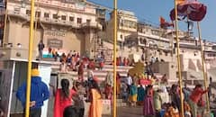 Banaras News: बनारस के घाटों पर श्रद्धालुओं ने लगाई आस्था की डुबकी, मौनी अमावस्या के दिन उमड़ा जन सैलाब