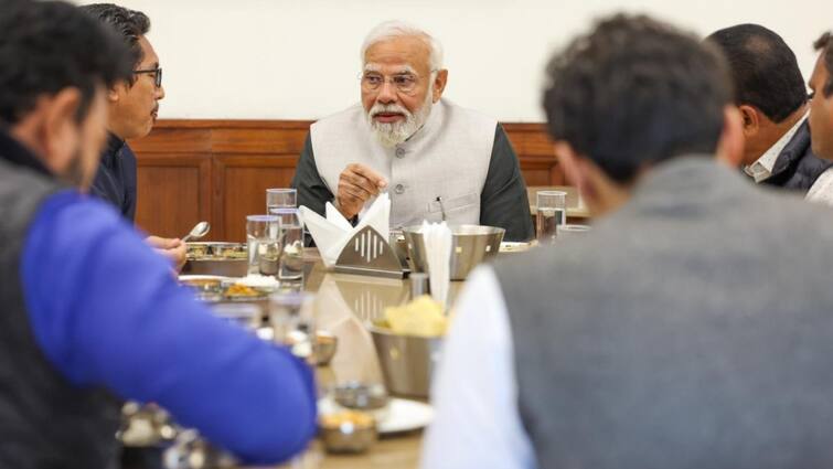Parliament MPs Were In For Surprise Over Casual Lunch With PM Narendra Modi At Canteen 'Ek Punishment Dena Hai': PM Modi Surprises 8 MPs With Impromptu Lunch At Parliament Canteen