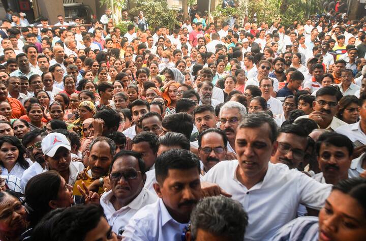 शिवसेना-यूबीटी ने इस घटना के बाद महाराष्ट्र की कानून-व्यवस्था पर सवाल उठाए हैं.