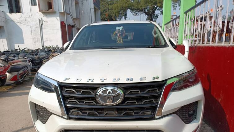 Gopalganj News Large amount of money and many weapons seized from luxury car in Bihar ann Bihar News: लोकसभा चुनाव से पहले गोपालगंज में लग्जरी गाड़ी से बड़ी रकम और कई हथियार जब्त, गुजरात से जा रहे थे असम