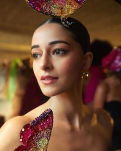 Ananya Panday Pics: અનન્યા પાંડેનો લુક જોઈ ફેન્સે કહ્યું, ઉર્ફી જાવેદની હવા લાગી