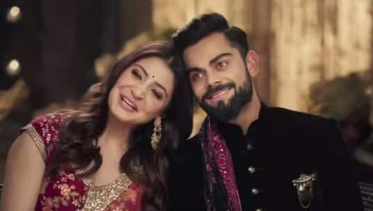 Virat Kohli & Anushka Sharma: ਭਾਰਤੀ ਕ੍ਰਿਕਟਰ ਵਿਰਾਟ ਕੋਹਲੀ ਨੇ ਬਾਲੀਵੁੱਡ ਅਦਾਕਾਰਾ ਅਨੁਸ਼ਕਾ ਸ਼ਰਮਾ ਨੂੰ ਆਪਣਾ ਸਾਥੀ ਚੁਣਿਆ ਹੈ। ਦੋਵਾਂ ਨੇ ਸਾਲ 2017 'ਚ ਸੱਤ ਫੇਰੇ ਲਏ। ਇਸ ਦੇ ਨਾਲ ਹੀ ਦੋਵੇਂ ਪਹਿਲੀ ਵਾਰ 2013 'ਚ ਮਿਲੇ ਸਨ।