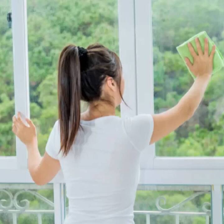 ਪਾਣੀ ਵਿੱਚ ਥੋੜ੍ਹਾ ਜਿਹਾ ਨਿੰਬੂ ਦਾ ਰਸ ਮਿਲਾ ਕੇ ਵੀ ਸ਼ੀਸ਼ਾ ਸਾਫ਼ ਕੀਤਾ ਜਾ ਸਕਦਾ ਹੈ। ਇਹ ਕੱਚ ਤੋਂ ਹਰ ਤਰ੍ਹਾਂ ਦੇ ਧੱਬੇ ਹਟਾਉਣ ਦਾ ਇੱਕ ਆਸਾਨ ਅਤੇ ਪ੍ਰਭਾਵਸ਼ਾਲੀ ਤਰੀਕਾ ਹੈ।