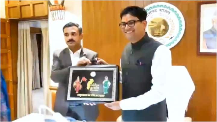 इसके साथ ही ब्रीफ़केस के पीछे ग्रेट सीजी लिखा है जो गारंटी, रिफॉर्म, इकॉनमी, ग्रोथ, एचीव्हमेंट, टैक्नालॉजी, कैप्स और गुड गवर्नेंस का संदेश दे रहा है.