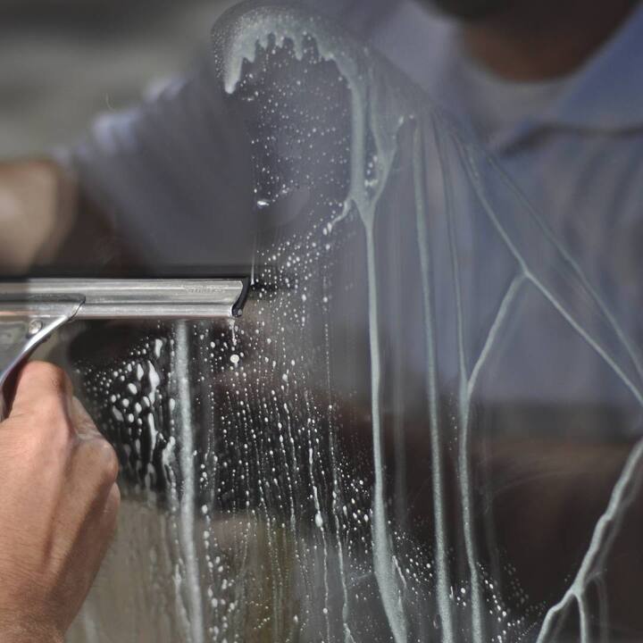 ਦੋ ਕੱਪ ਪਾਣੀ 'ਚ ਅੱਧਾ ਕੱਪ ਐਪਲ ਸਾਈਡਰ ਵਿਨੇਗਰ, ਚੌਥਾਈ ਕੱਪ ਸਪਿਰਿਟ ਜਾਂ ਰਬਿੰਗ ਅਲਕੋਹਲ ਮਿਲਾ ਕੇ ਸਪ੍ਰੇ ਬੋਤਲ 'ਚ ਭਰ ਲਓ। ਇਸ ਨੂੰ ਸ਼ੀਸ਼ੇ 'ਤੇ ਛਿੜਕ ਕੇ ਸੂਤੀ ਕੱਪੜੇ ਨਾਲ ਚੰਗੀ ਤਰ੍ਹਾਂ ਪੂੰਝ ਲਓ।