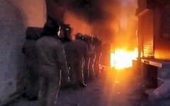 Haldwani Violence: हल्द्वानी में हिंसा की 17 भयावह तस्वीरें, जलाईं गाड़ियां, पुलिस ने दागे टियर गैस, डीएम बोलीं- ये सांप्रदायिक घटना नहीं