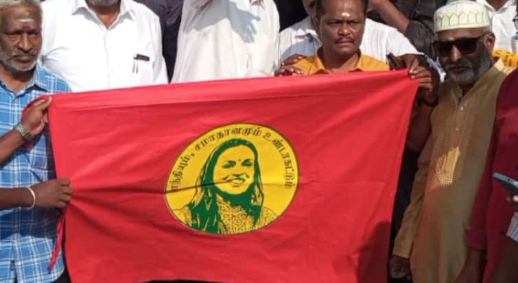 Peace and Peace - Rajini fans came with flags bearing Aishwarya Rajinikanth's film ஐஸ்வர்யா ரஜினிகாந்த் உருவம் பொறித்த கொடி! லால்சலாம் படம் பார்க்க வந்த ரசிகர்கள் அட்ராசிட்டி!