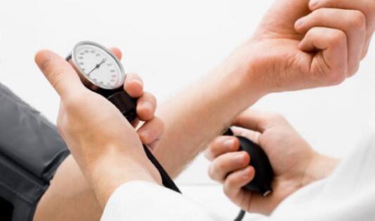 જો તમે બ્લડ પ્રેશરને કંટ્રોલ કરવા માંગતા હોવ તો જંક ફૂડનું સેવન સંપૂર્ણપણે બંધ કરો. માત્ર ઘરે રાંધેલો ખોરાક જ ખાઓ. તમારા આહારમાં આખા અનાજ, ફળો, શાકભાજી, ઓછી ચરબીવાળા ડેરી ઉત્પાદનો, માંસ, માછલી અને બદામનો સમાવેશ કરો. સોડા, જ્યુસ અને મીઠાનું સેવન ઓછું કરો.