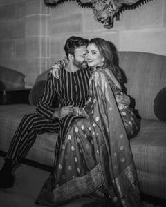 Pics: लाल साड़ी पहन मांग में सिंदूर लगाए पति Vicky की बांहों में दिखीं Ankita Lokhande, देखें कपल की खूबसूरत तस्वीरें