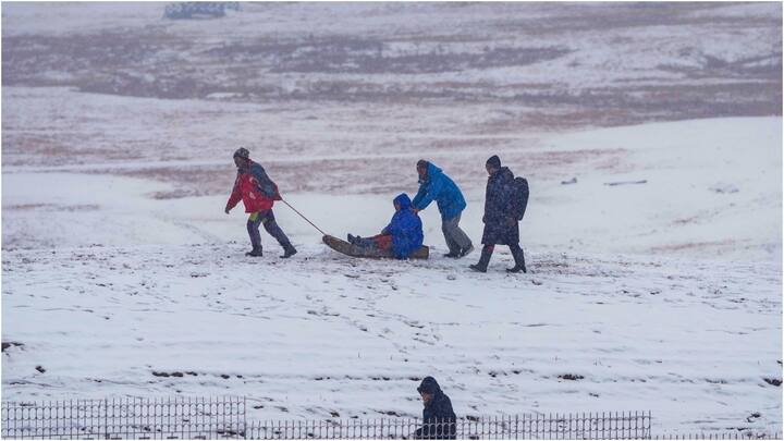 अधिकारियों ने बताया कि उत्तरी कश्मीर में गुलमर्ग स्कीइंग रिसॉर्ट में पारा शून्य से 9 डिग्री सेल्सियस नीचे गिर गया.  (फाइल फोटो)