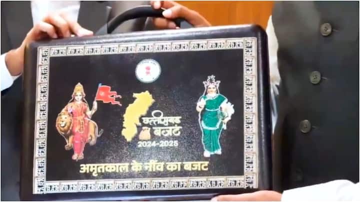 इस ब्रीफकेस में अमृतकाल की नींव का बजट लिखा हुआ है जिसके जरिए यह बताया गया है कि केंद्र की सभी योजनाओं का लाभ प्रदेश की जनता को निरंतर मिलता रहेगा.
