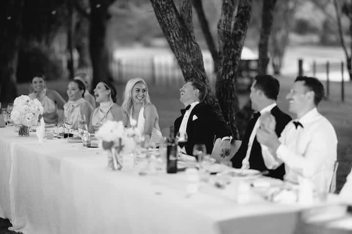 वहीं फर्ग्यूसन की शादी की बात करें तो उन्होंने अपने आधिकारिक इंस्टाग्राम अकाउंट के ज़रिए शादी की कई तस्वीरें शेयर कीं, जिनको कैप्शन देते हुए उन्होंने लिखा, 