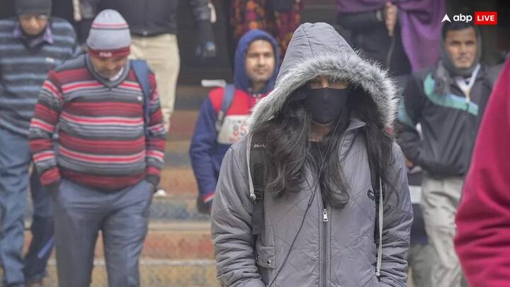 मौसम विभाग के अनुसार, पहाड़ों में गिर रही बर्फ और ठंडी हवाओं की वजह से मैदानी इलाकों में भी ठंडी हवाएं चल रही हैं. मौसम विभाग का कहना है कि दिल्ली और आसपास के शहरों में अगले 4 से 5 दिन के अंदर बारिश होने का अनुमान है. बारिश के साथ ही मिनिमम तापमान में भी गिरावट दर्ज की जाएगी. ऐसे में ठंड फिर से लौटेगी.