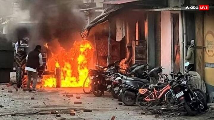 दरअसल, हलद्वानी के बनभूलपुरा क्षेत्र में प्रशासन की एक टीम अदालत के आदेश के बाद अतिक्रमण विरोधी अभियान चला रही है. गुरुवार शाम करीब 4 बजे जिला प्रशासन और पुलिस की संयुक्त टीम यहां अतिक्रमण हटा रही थी. टीम ने जैसे ही एक मदरसे को गिराया, वैसे ही यहां दंगा भड़क गया.