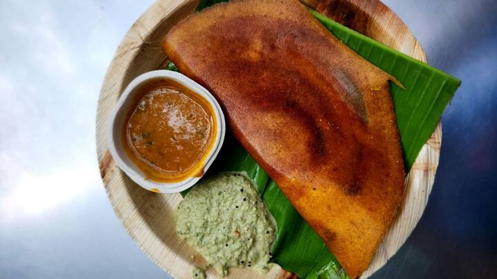 அது போதுமான அளவு சூடாக இருக்கும்போது, சில துளிகள் எண்ணெய் சேர்த்து வெங்காயம் கொண்டு கல்லைத் தேய்க்கவும்