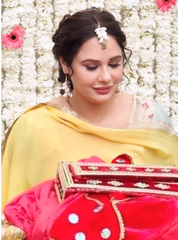 ਉਹ ਯੂ ਕੇ ਮੂਲ ਦੀ ਰਹਿਣ ਵਾਲੀ ਹੈ ਪਰ ਉਸ ਦਾ ਜੱਦੀ ਪਿੰਡ ਜਲੰਧਰ ਦੇ ਕੋਲ ਮਲਿਆਨਾ ਪਿੰਡ ਹੈ। ਮੈਂਡੀ ਪੜ੍ਹਾਈ ਤੋਂ ਬਾਅਦ ਅਦਾਕਾਰੀ ਦੇ ਖੇਤਰ ‘ਚ ਆਪਣੀ ਕਿਸਮਤ ਅਜ਼ਮਾਉਣ ਦੇ ਲਈ ਮੁੰਬਈ ਆ ਗਈ ਅਤੇ ਇੱਥੇ ਹੀ ਉਸ ਨੇ ਕਈ ਪ੍ਰੋਡਕਟਸ ਲਈ ਮਾਡਲਿੰਗ ਕੀਤੀ ਸੀ।