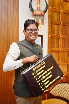 Chhattisgarh Budget 2024: छत्तीसगढ़ में पेश हुआ डिजिटल बजट, सुर्खियों में वित्त मंत्री का ब्रीफकेस, जानें- क्या है खास?