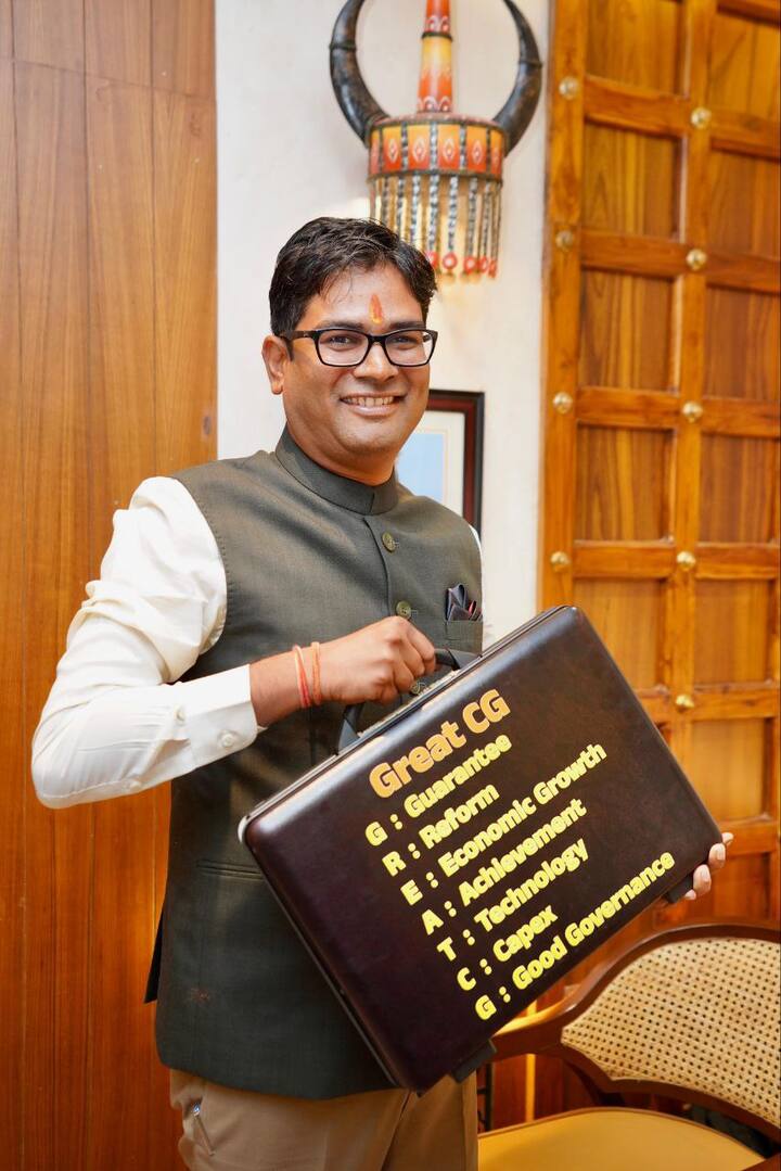 वित्त मंत्री ओ पी चौधरी विधानसभा में पेश किए जाने वाले बजट को जिस ब्रीफकेस में लेकर आए, वो काफी खास है.यह ब्रीफकेस छत्तीसगढ़ के आदिम जनजाति के पारंपरिक सुप्रसिद्ध ढोकरा शिल्प को समेटे हुए है.