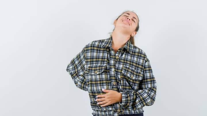 खराब लाइफस्टाइल और खानपान में गड़बड़ी के कारण अक्सर हाई बीपी की समस्या होती है. हाई बीपी एक दिन में शुरू नहीं होती है बल्कि यह कई खराब लाइफस्टाइल और खानपान का नतीजा होता है. ब्लड प्रेशर हाई होने से चक्कर आना, शरीर में सुस्ती छाना, कमजोरी, धुंधला दिखाई देना, सीने में दर्द जैसी परेशानियां होती है. हाई बीपी को हाइपरटेंशन भी कहा जाता है. जब नसों में ब्लड का प्रेशर बढ़ता है तो गंभीर परेशानियां होती है. जिसके कारण गैस या गैस्ट्रिक प्रॉब्लम होती है. इन सब के कारण हाई बीपी की समस्या हो सकती है.