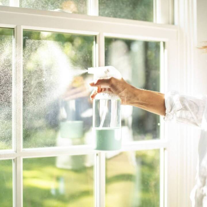 ਇਕ ਸਪਰੇਅ ਬੋਤਲ 'ਚ ਇਕ ਕੱਪ ਪਾਣੀ, ਇਕ ਕੱਪ ਰਗੜਨ ਵਾਲੀ ਅਲਕੋਹਲ, ਇਕ ਚਮਚ ਸਫੈਦ ਸਿਰਕਾ ਮਿਲਾ ਕੇ ਸ਼ੀਸ਼ੇ 'ਤੇ ਸਪਰੇਅ ਕਰੋ ਅਤੇ ਨਰਮ ਸੂਤੀ ਕੱਪੜੇ ਨਾਲ ਚੰਗੀ ਤਰ੍ਹਾਂ ਪੂੰਝ ਲਓ। ਸ਼ੀਸ਼ਾ ਪੂਰੀ ਤਰ੍ਹਾਂ ਸਾਫ਼ ਹੋ ਜਾਵੇਗਾ।