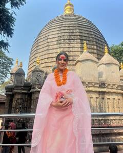 Nia Sharma Pics: माथे पर तिलक और गले में फूलों की माला पहन निया शर्मा ने किए कामाख्या देवी के दर्शन, पिंक सूट में दिखीं बेहद खूबसूरत