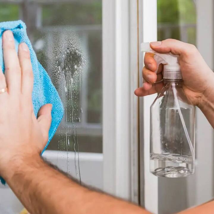 ਇੱਕ ਸਪਰੇਅ ਬੋਤਲ ਵਿੱਚ ਦੋ ਹਿੱਸੇ ਪਾਣੀ ਅਤੇ ਇੱਕ ਹਿੱਸਾ ਚਿੱਟੇ ਸਿਰਕੇ ਨੂੰ ਮਿਲਾਓ ਅਤੇ ਇਸ ਤਰੀਕੇ ਨਾਲ ਤੁਹਾਡਾ ਘਰੇਲੂ ਵਿੰਡੋ ਕਲੀਨਰ ਨਾਲ ਤਿਆਰ ਹੋ ਜਾਵੇਗਾ। ਜੇ ਤੁਸੀਂ ਚਾਹੋ, ਤਾਂ ਗਰਮ ਪਾਣੀ ਵਿਚ ਡਿਸ਼ ਸਾਬਣ ਦੀਆਂ ਕੁਝ ਬੂੰਦਾਂ ਵੀ ਪਾ ਸਕਦੇ ਹੋ। ਇਸ ਨਾਲ ਵੀ ਸ਼ੀਸੇ ਸਾਫ ਕਰ ਸਕਦੇ ਹੋ।