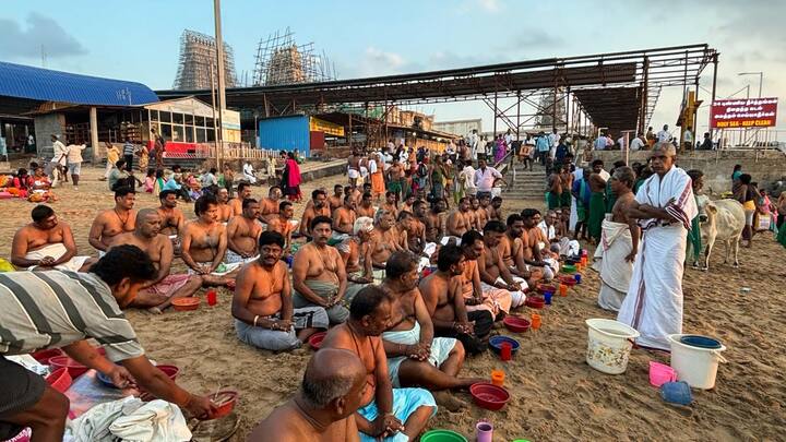 இதனையடுத்து தூத்துக்குடி மாவட்டம் திருச்செந்தூரில் உள்ள செந்திலாண்டவர் கோவிலில் மக்கள் குவிந்து வருகின்றனர்.