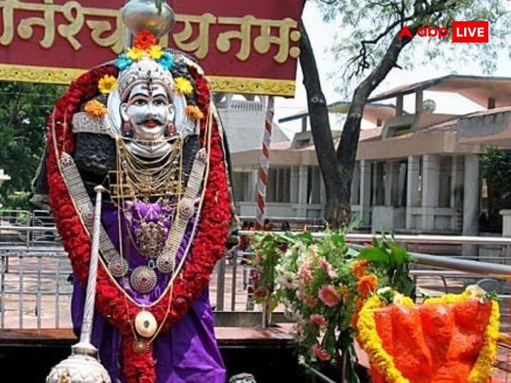 शनिवार के दिन शनि देव को गुलाबजामुन या मीठी पूड़ी का भोग लगाना बहुत ही शुभ माना जाता है. माना जाता है कि इस भोग से शनि देव का कोप शांत होता है.
