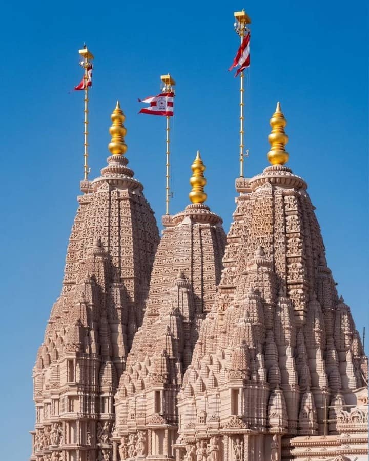 ஐக்கிய அரபு அமீரகத்தில் உள்ள ஏழு அமீரகங்களை குறிக்கும் வகையில், இந்த கோயிலில் ஏழு கோபுரங்கள் உள்ளன