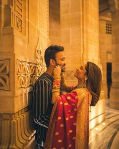 Pics: लाल साड़ी पहन मांग में सिंदूर लगाए पति Vicky की बांहों में दिखीं Ankita Lokhande, देखें कपल की खूबसूरत तस्वीरें