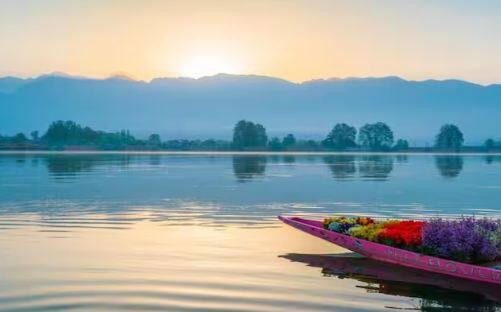 ਕਸ਼ਮੀਰ ਦੀਆਂ ਘਾਟੀਆਂ ਦਾ ਆਨੰਦ ਲੈਣ ਲਈ, ਤੁਸੀਂ IRCTC ਦੇ ਇਸ ਸਸਤੇ ਟੂਰ ਪੈਕੇਜ ਨੂੰ ਬੁੱਕ ਕਰ ਸਕਦੇ ਹੋ।