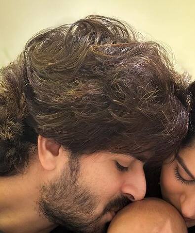 साल 2018 में दोनों ने शादी रचाई और अब इस शादी से दोनों का एक प्यारा सा बेटा भी है. वहीं इन दिनों ये दोनों स्टार्स जमकर अपना पैरेंटहुड एंजॉय कर रहे हैं.