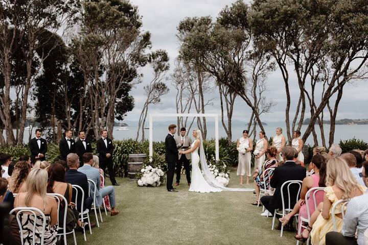 न्यूज़ीलैंड के स्टार तेज़ गेंदबाज़ लॉकी फर्ग्यूसन ने शादी कर ली है. फर्ग्यूसन ने सोशल मीडिया के ज़रिए शादी की तस्वीरें शेयर कीं. हालांकि ये शादी 2 फरवरी को एक प्राइवेट सेरेमनी में हुई.