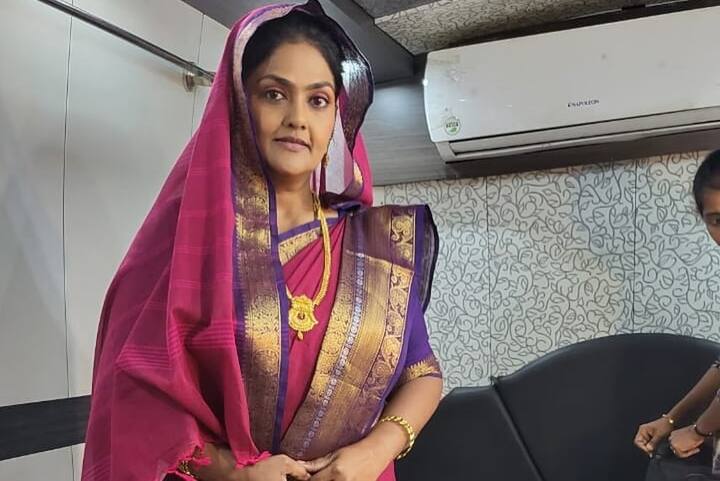 நடிப்பதில் இருந்து பிரேக் எடுத்து கொண்ட நிரோஷா, விஜய் டிவியின் 'பாண்டியன் ஸ்டோர்ஸ் 2' சீரியல் மூலம் ரீ என்ட்ரி கொடுத்தார்.