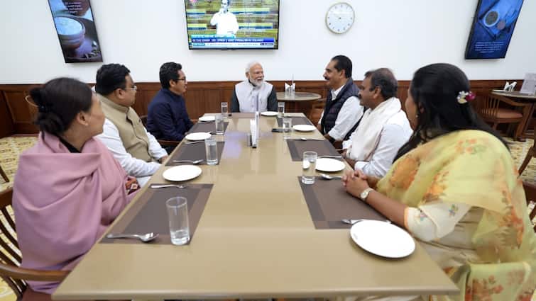 PM Modi Sleeps In 3.5 Hours in A  Day L Murugan Claims After Lunch In Parliament Canteen: दिन में सिर्फ 3.30 घंटे सोते हैं पीएम मोदी, शाम 6 बजे के बाद नहीं खाते खाना, सांसदों संग लंच पर किया खुलासा