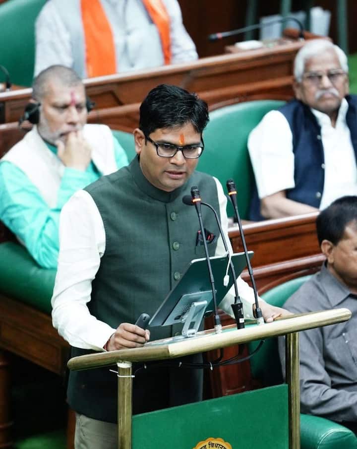 बजट पेश करते हुए वित्त मंत्री ओ पी चौधरी ने कहा कि छ्त्तीसगढ़ के विकास को ग्रहण लग गया था. अब विकास का कृष्णपक्ष समाप्त हुआ, शुक्लपक्ष की शुरुआत हुई है.