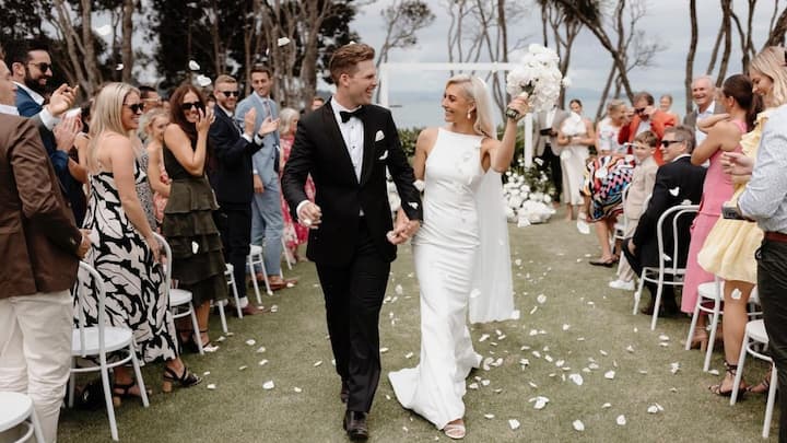 Lockie Ferguson Marriage: न्यूज़ीलैंड और आरसीबी के तेज़ गेंदबाज़ लॉकी फर्ग्यूसन ने शादी कर ली है. उन्होंने अपनी गर्लफ्रेंड एम्मा कोमोकी से शादी रचाई.