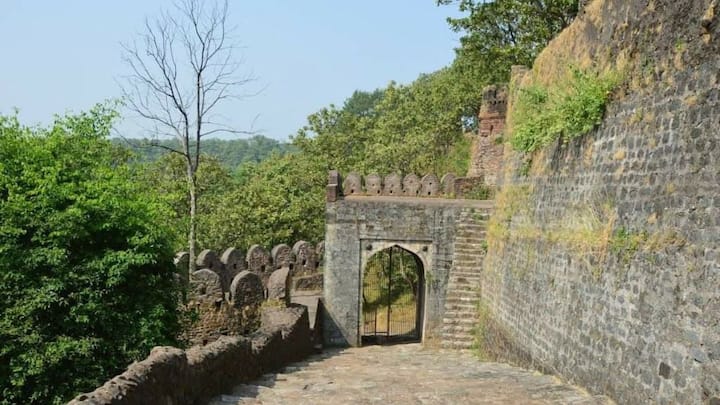 देवगढ़ किला राजसोद वंश के रवत द्वारकादास द्वारा बनाया गया एक और सुंदर किला है. 17वीं सदी में बनाया गया यह किले में 200 बड़े कमरे है.