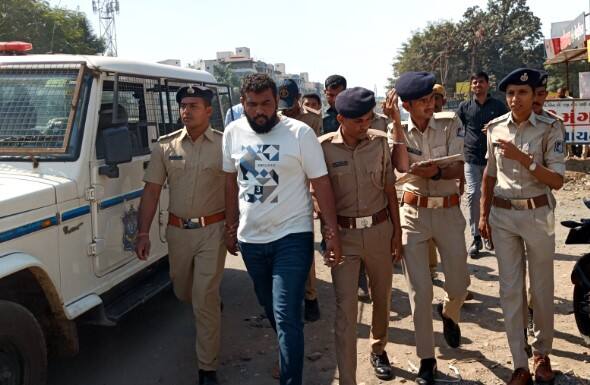 Surat police arrested Saka Bharwad  Surat Crime: સુરતના કામરેજમાં આતંક મચાવનાર સાકા ભરવાડને પોલીસે ઝડપી લીધો