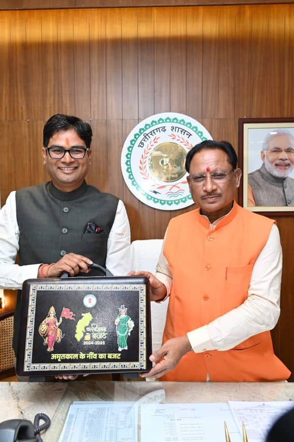 वित्त मंत्री ओपी चौधरी सदन में जो ब्रीफकेस लेकर पहुंचे उस पर भारत माता और छत्तीसगढ़ महतारी की तस्वीर नजर आने के साथ उस पर ग्रेट सीजी दर्ज है.