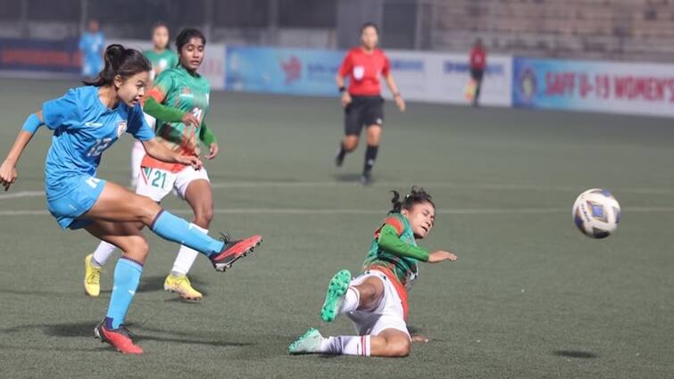 SAFF U-19 Women's Championship 2024: Bangladesh Fans Accused Of Throwing Stones And Bottles At India U19 Team SAFF U-19 Women's Championship: ભારતની જીત પર બાંગ્લાદેશી ફેન્સે મહિલા ટીમ પર કર્યો પથ્થરમારો, બદલવું પડ્યું મેચનું પરિણામ